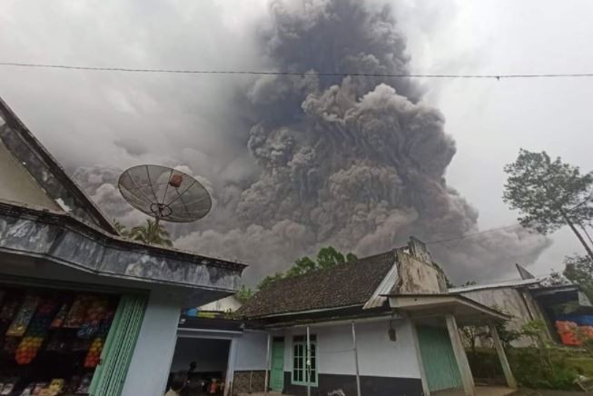 La erupción del volcán Semeru de Indonesia dejó 34 muertos y 17 deseaparecidos | Internacionales
