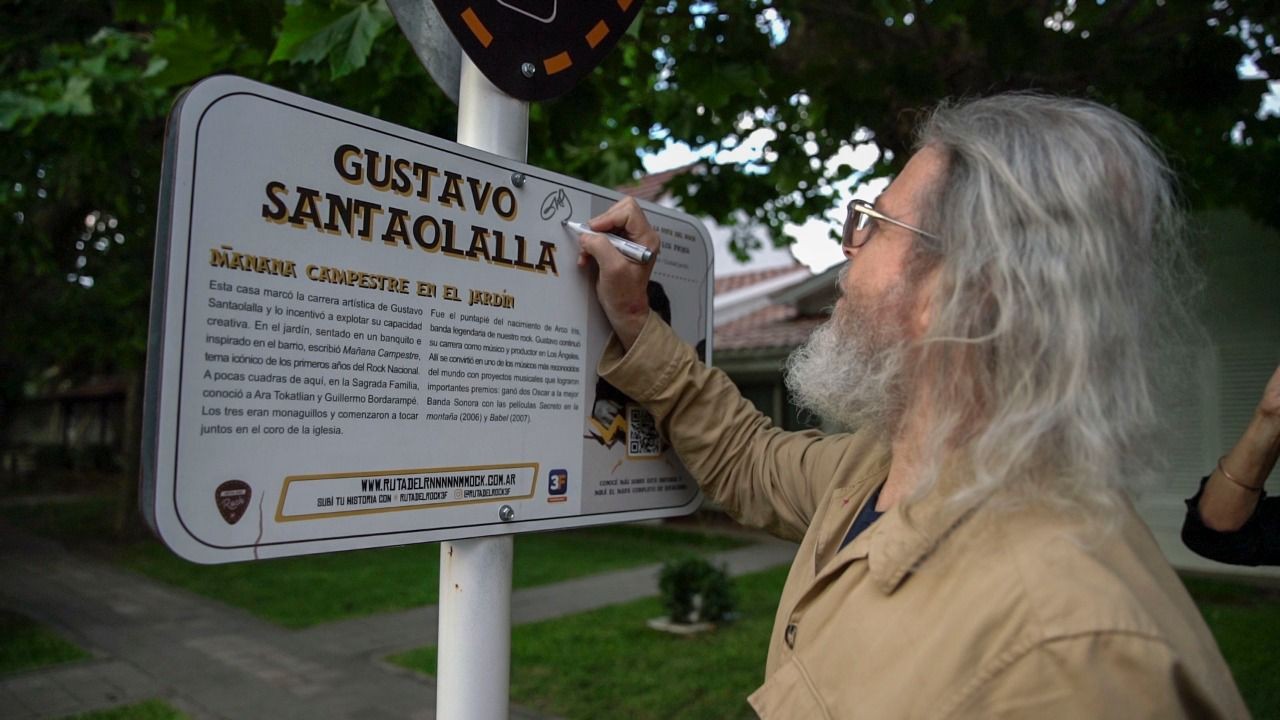 Gustavo Santaolalla volvió a su barrio y recorrió la Ruta del Rock de Tres de Febrero | Espectáculos