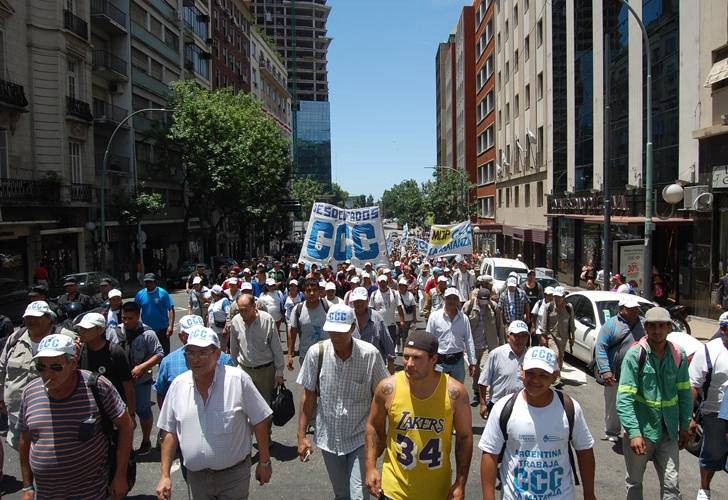 Marcha en reclamo de un "plus de fin de año" a beneficiarios de planes sociales | Política