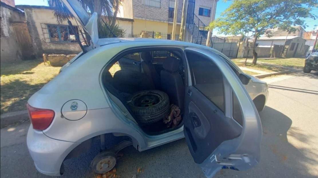 Denunció que le robaron las ruedas: la Policía las encontró dentro de su auto | Actualidad