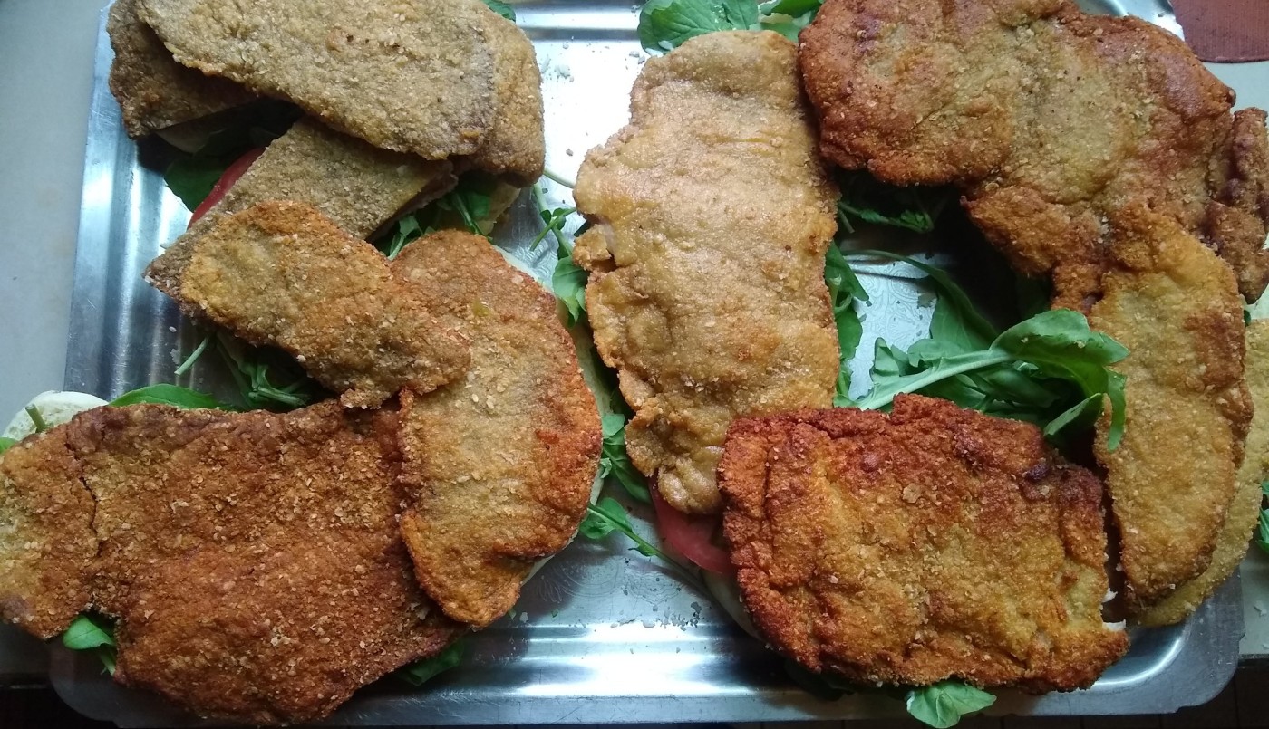 Fotos: su prima cumplió 30 años y le regaló una torta-sandwich de milanesa | Actualidad