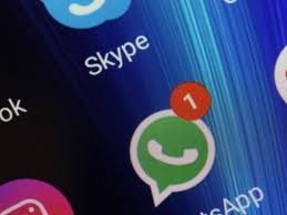 Una mujer le escribió al papá de una compañera de su hija y le pidió que cambie su foto de WhatsApp: “Para evitar problemas con los esposos de las demás” | Actualidad