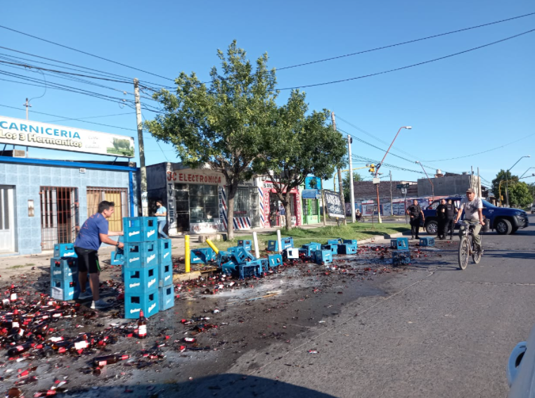 Un camión perdió la carga con cientos de porrones en Santa Fe | Actualidad