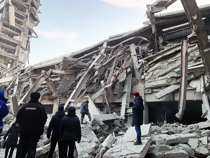 En una emergencia, un médico tuvo que amputarle las piernas a un obrero con un cuchillo y sin anestesia | Internacionales