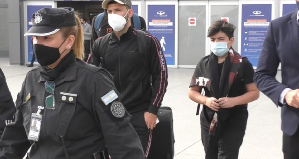 Luego de anunciar su retiro del fútbol profesional, El Kun Agüero llegó a la Argentina | Deportes