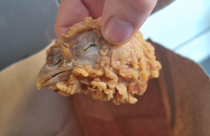 Pidió alitas de pollo y encontró la cabeza de la gallina | Internacionales