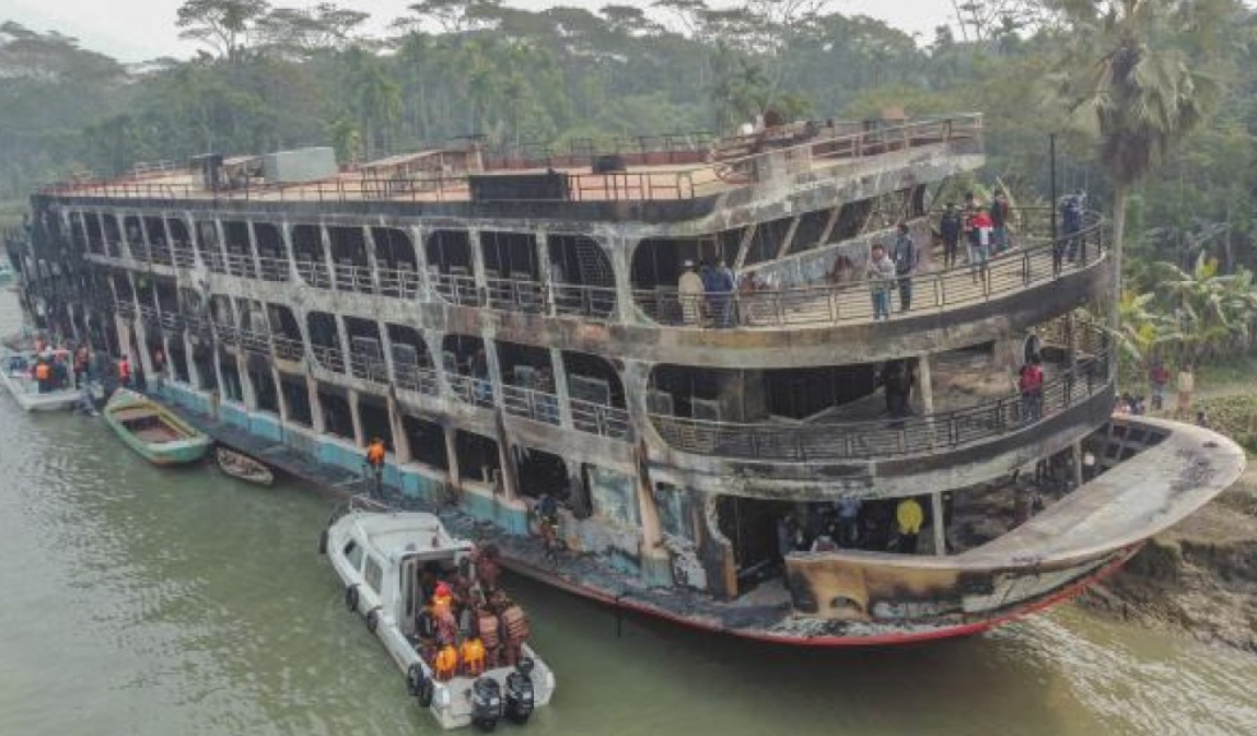 Al menos 30 personas murieron al incendiarse un ferry en Bangladesh | Internacionales