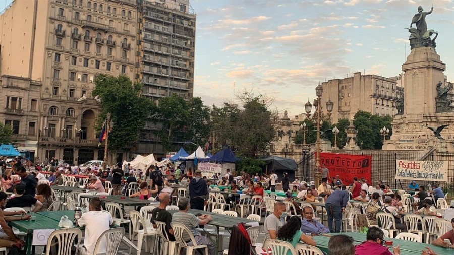 Desocupados y familias sin techo compartieron la Nochebuena en el Obelisco y frente al Congreso | Actualidad