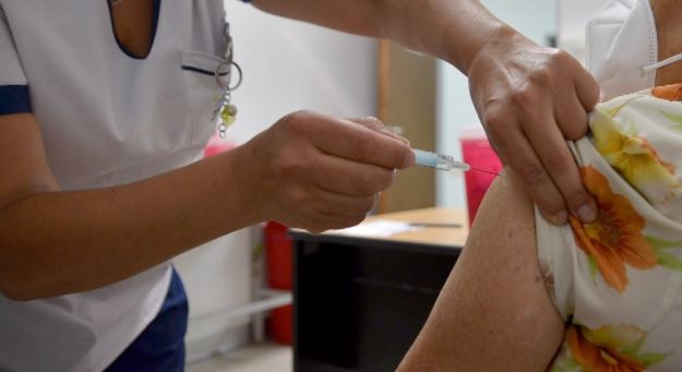 Reducen a 4 meses el tiempo para aplicar la dosis de refuerzo de la vacuna al personal de salud y a los mayores de 60 años | Actualidad