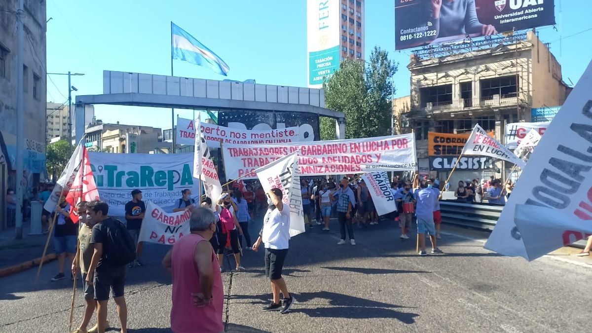 Trabajadores de Garbarino protestan al pie del Puente Pueyrredón en reclamo de salarios | Actualidad