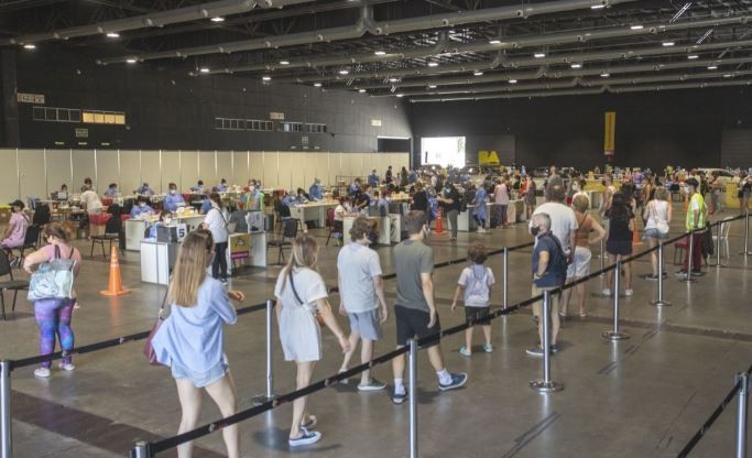 Evalúan considerar positivos a los contactos estrechos con síntomas de Covid sin testear | Actualidad