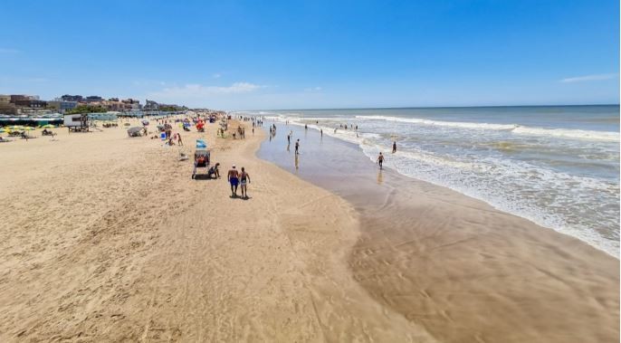 Pinamar comenzó la temporada con una explosión de casos leves de Covid-19 y con guardavidas reclamando por salarios | Actualidad