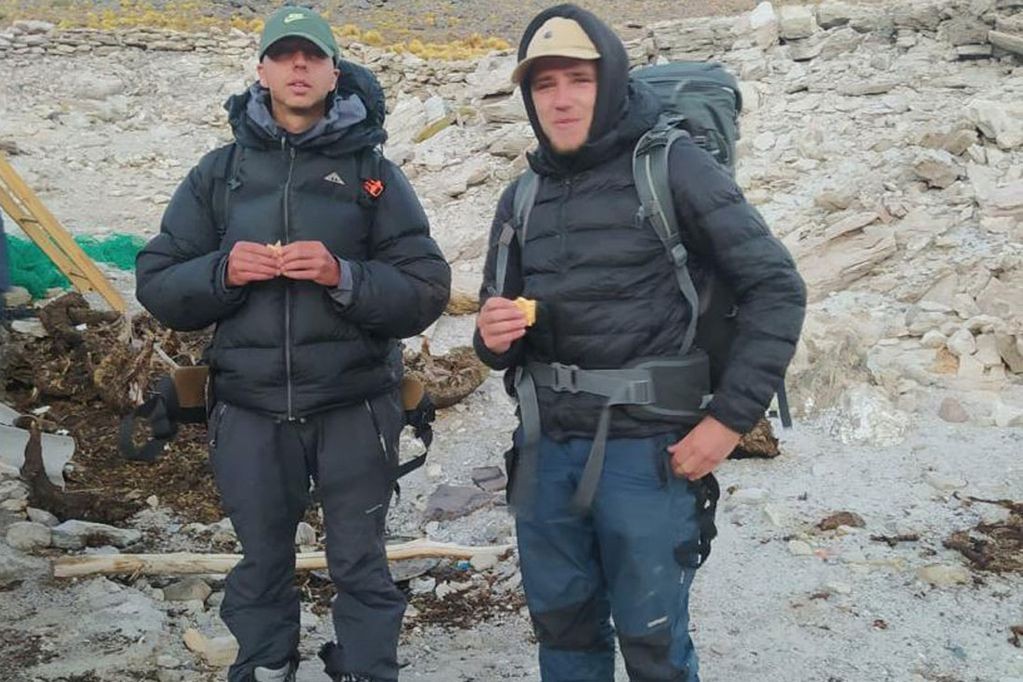 Rescataron a dos montañistas franceses perdidos en "Nevado Ojos del Salado" en Catamarca | Actualidad