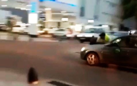 Video: Llevó a un inspector de tránsito una cuadra sobre el capot y huyó | Actualidad