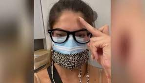 Video: tenía coronavirus y la aislaron durante 5 horas en el baño del avión en el que viajaba | Internacionales