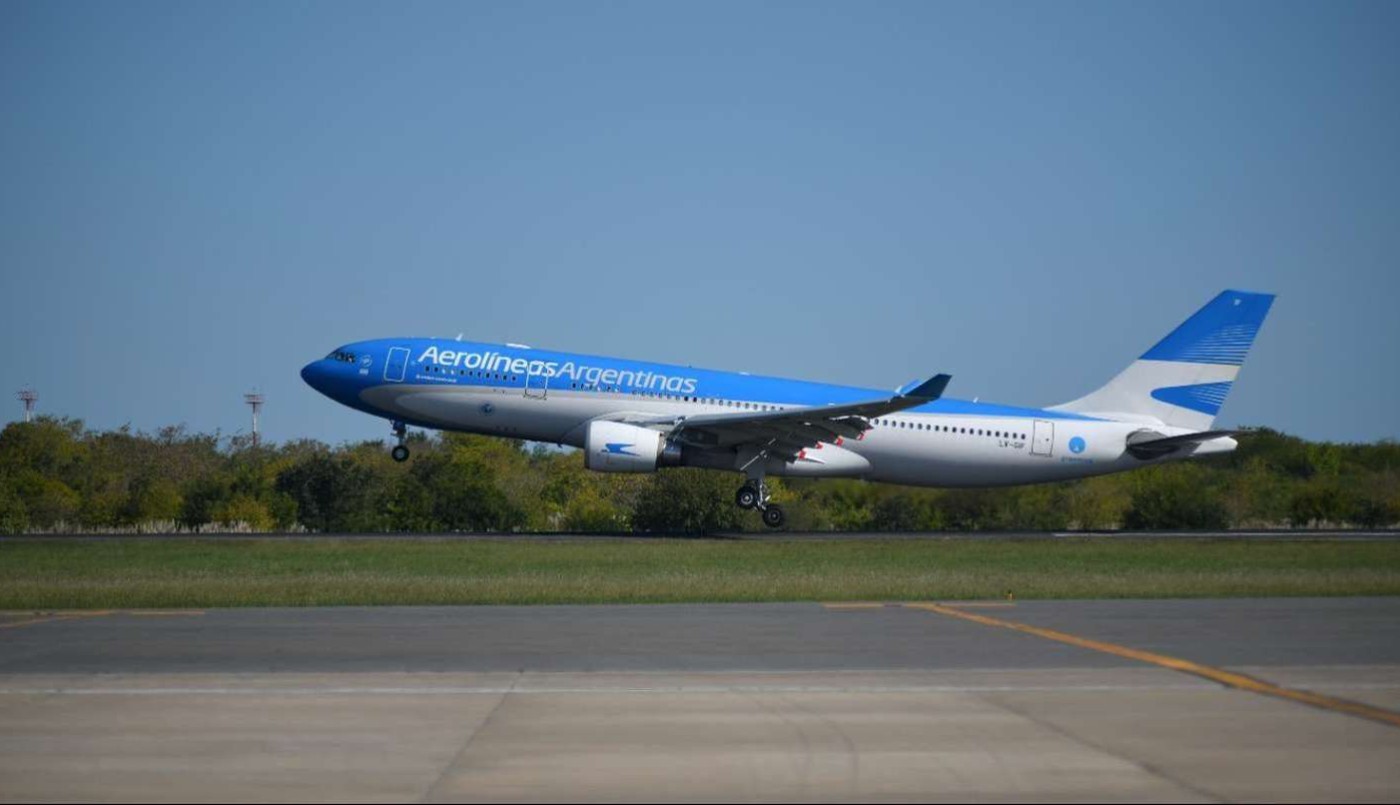Aerolíneas Argentinas advierte que sus vuelos pueden sufrir reprogramaciones por la suba de contagios de coronavirus | Actualidad
