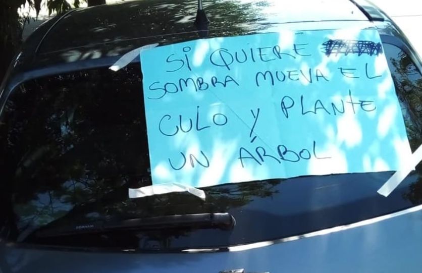"Si quiere sombra...": Dejó mal estacionado su auto y colocaron un curioso cartel con un consejo | Actualidad