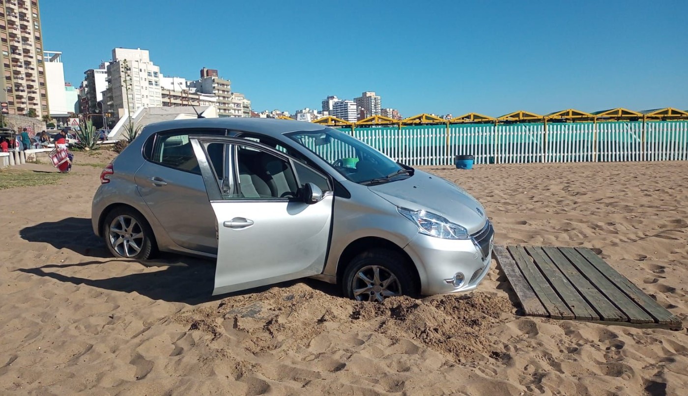 Mar del Plata: bajó con el auto a la playa de La Perla y no pudo salir | Actualidad