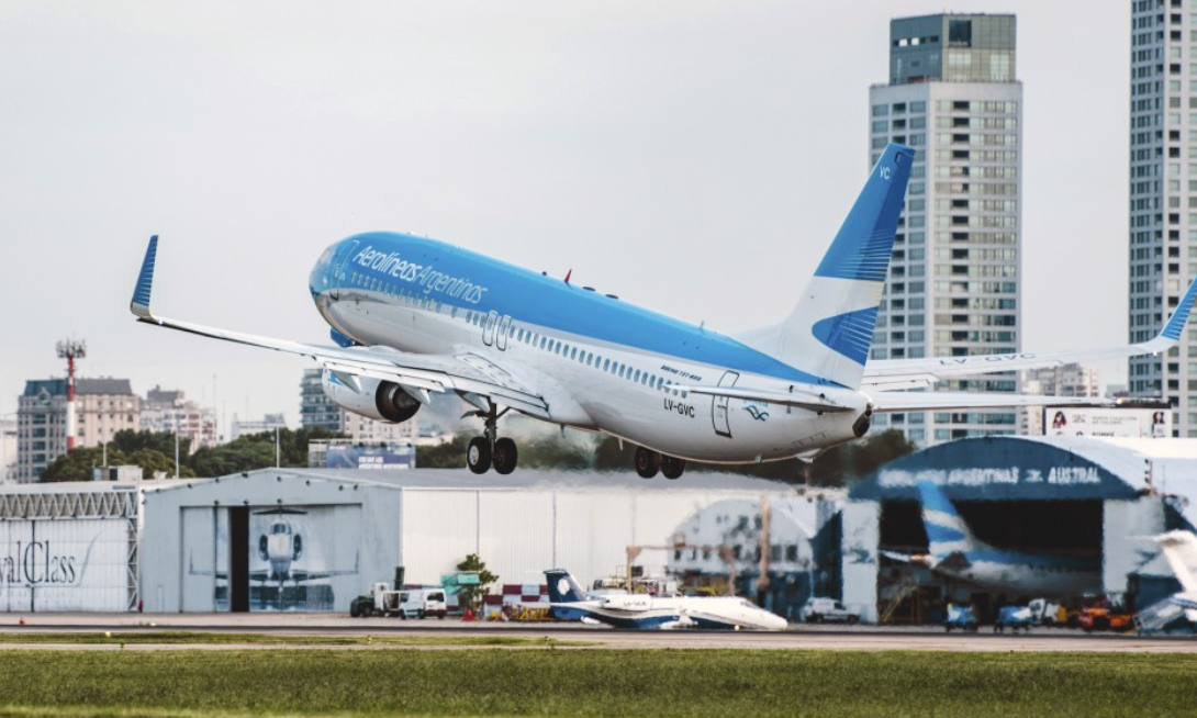 Dos pasajeros que viajaban a Miami denunciaron que les robaron plata en un vuelo de Aerolíneas Argentinas | Actualidad