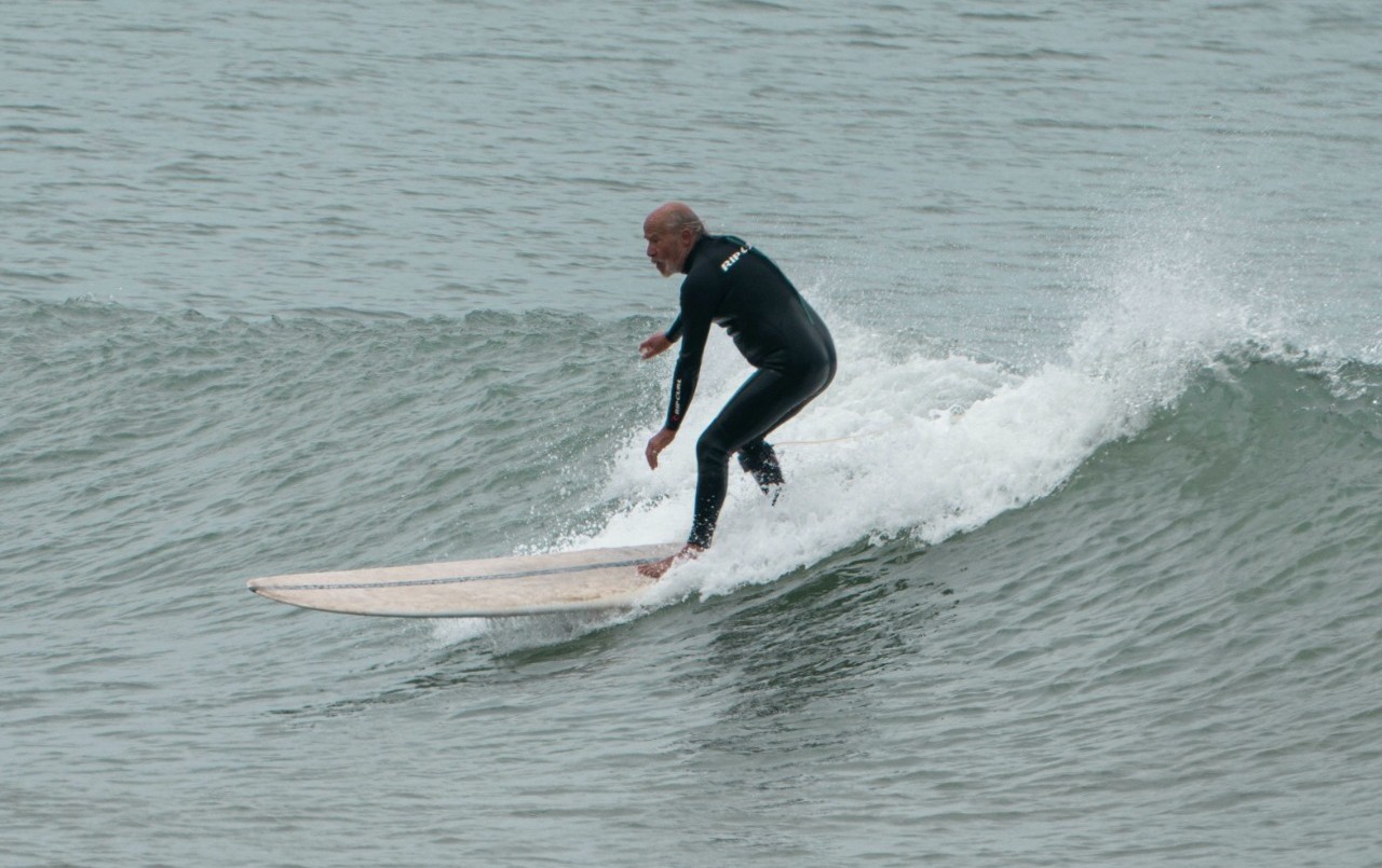 La historia de Daniel Gil, el pionero del surf que vive en la playa de Mardel | Actualidad