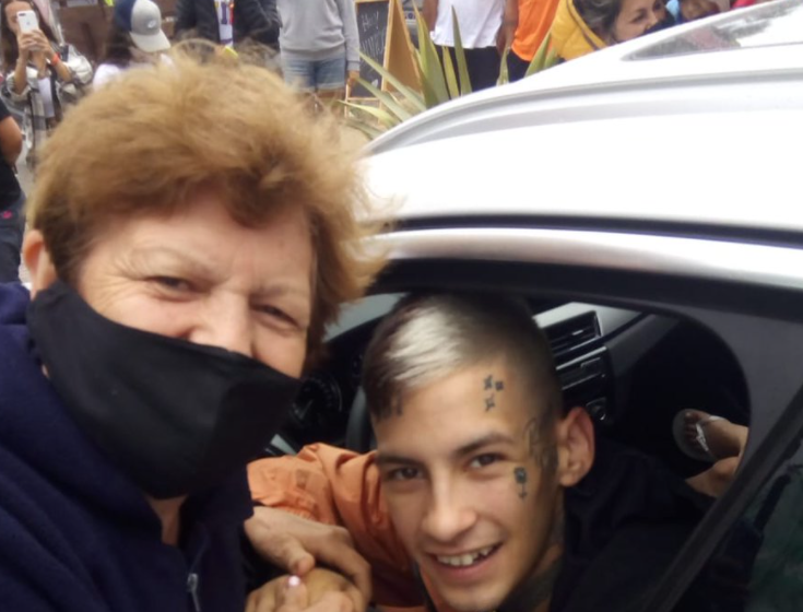 Una abuela se sacó una foto con L-Gante sin saber quién era: "Como se juntó mucha gente le pedí una" | Espectáculos