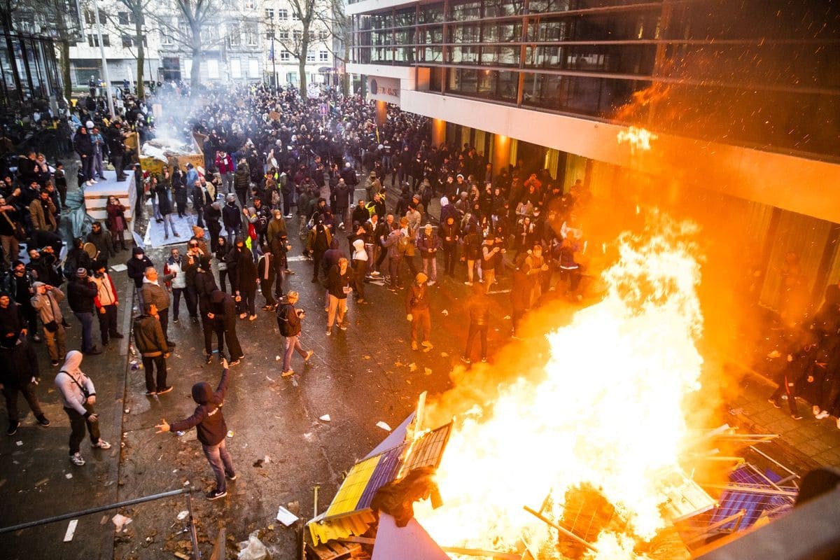 Reprimieron en Bélgica una multitudinaria protesta contra las restricciones por Covid-19 | Internacionales