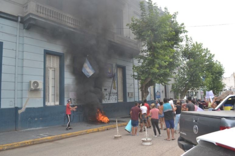 Tensión en Entre Ríos por una protesta encabezada por la familia de un joven muerto en una comisaría | Actualidad