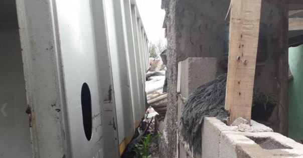 Córdoba: Descarriló un tren, golpeó contra dos casas y hay dos personas heridas | Actualidad