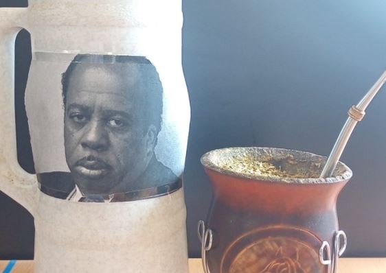 Creó su propio termo "Stanley" con sello de la serie “The Office” y se hizo viral | Redes