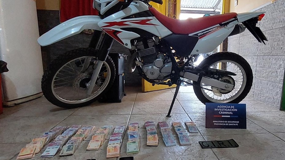 Rosario: allanaron cinco domicilios vinculados a "Los Monos" y secuestraron 660.000 pesos y una moto | Actualidad