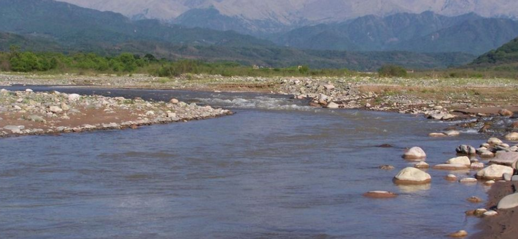 Una mujer murió al ser arrastrada por la crecida del río en Jujuy: estaba dentro de su camioneta | Actualidad