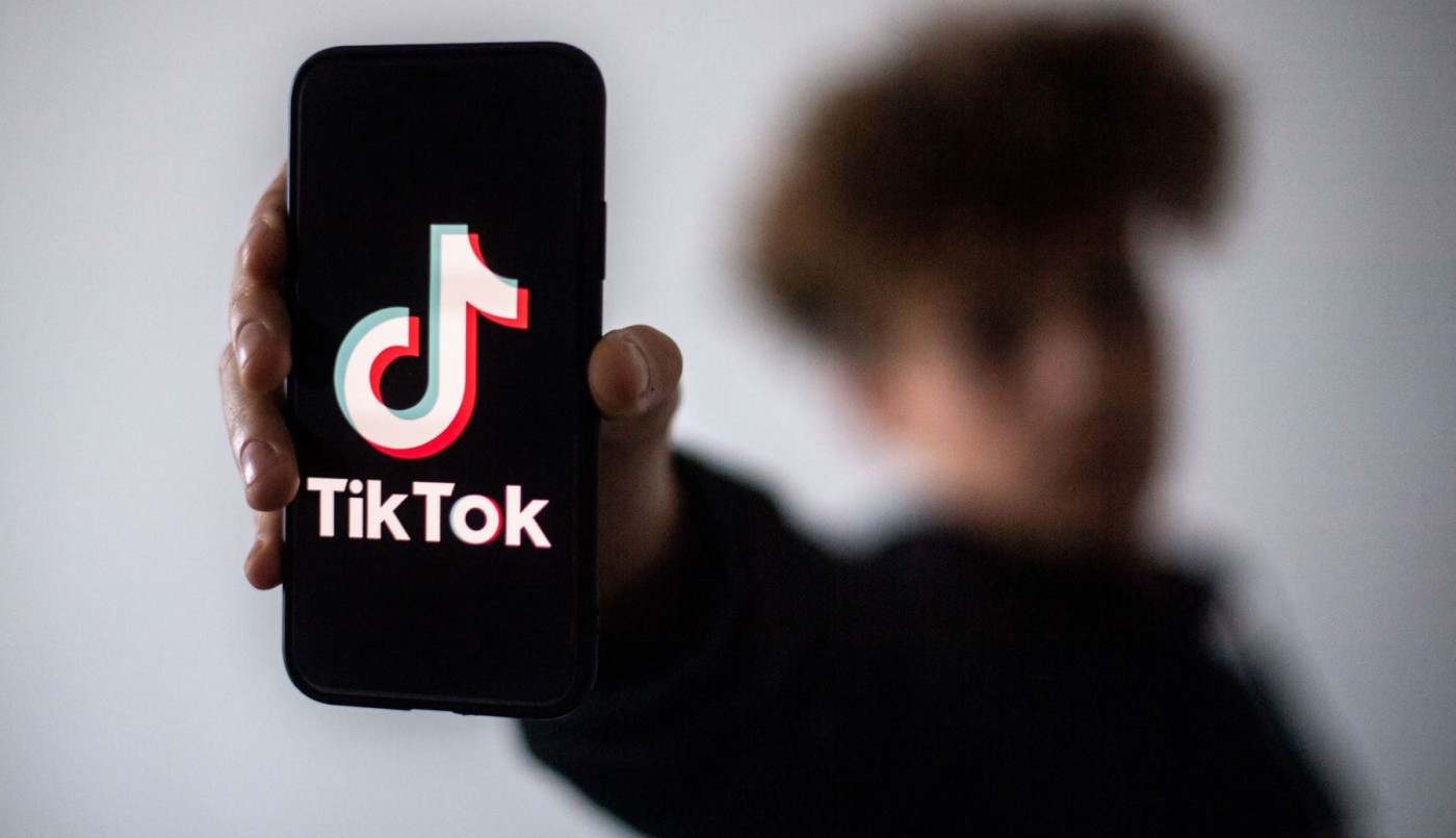Una joven se mató por grabar un TikTok con una ametralladora | Internacionales