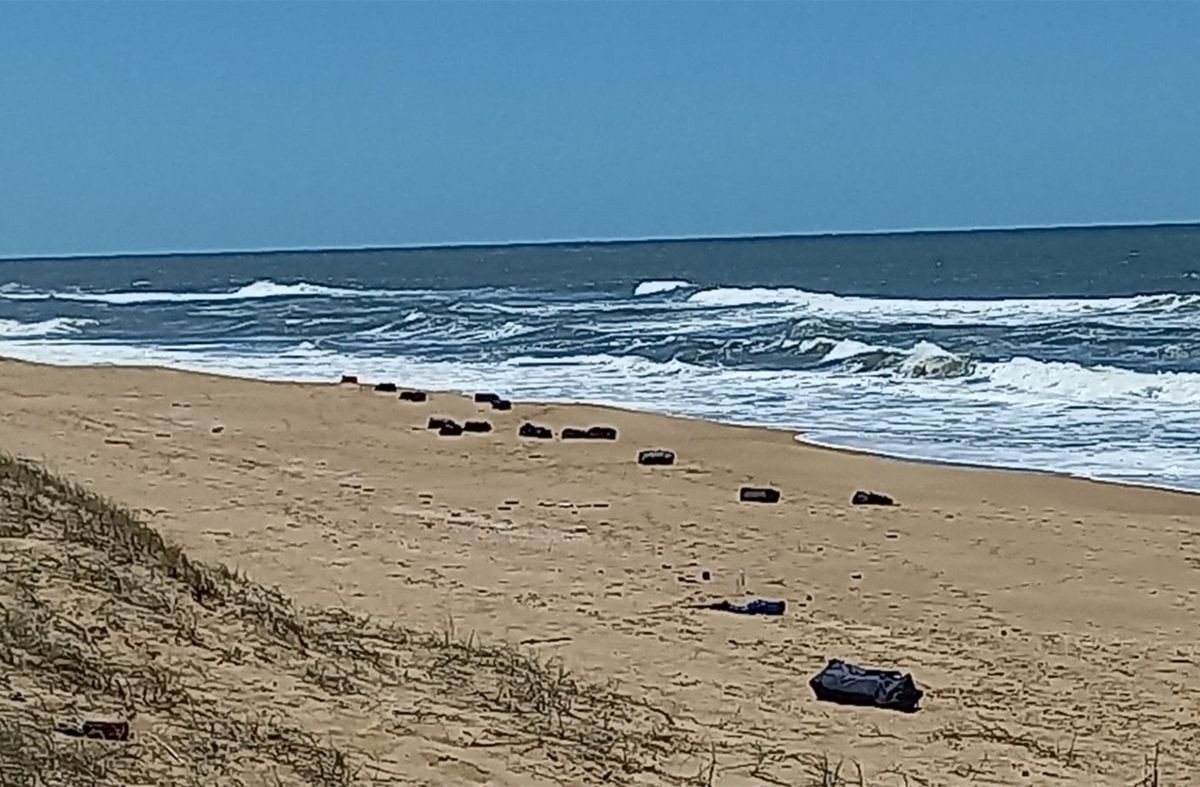 Encuentran decenas de bolsos con cocaína esparcidos en una playa de Uruguay | Internacionales