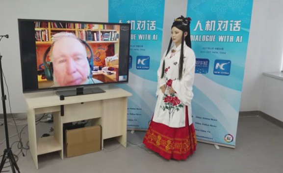 Con una entrevista televisiva, debutó el primer robot reportero | Tecno