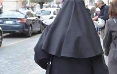 Condenaron en EEUU a una monja que desvió dinero de un colegio para apostar y hacer turismo | Internacionales