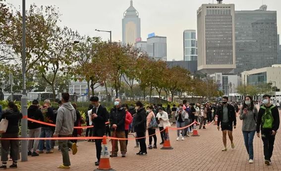 Récord de contagios en Hong Kong: las autoridades impusieron las restricciones más estrictas desde el inicio de la pandemia | Internacionales
