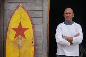Murió mientras surfeaba Renato Tiribelli, un legendario fabricante de tablas de Mar del Plata | Actualidad