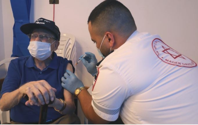 Dos terceras partes de las personas con vacuna de refuerzo de Pfizer presentan efectos secundarios | Internacionales