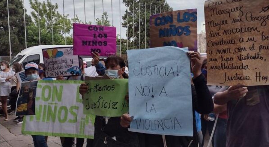 Logran frenar orden que obligaba a mudarse a madre violentada y a revincular al hijo con su progenitor | Actualidad