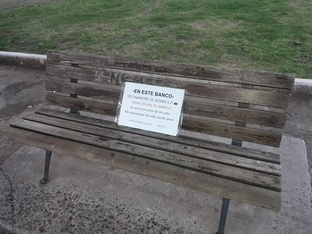 El triste cartel de un enamorado en un banco de plaza | Actualidad