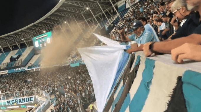 Arrojó cenizas de un hincha en la tribuna de Racing y cayeron sobre el público | Actualidad