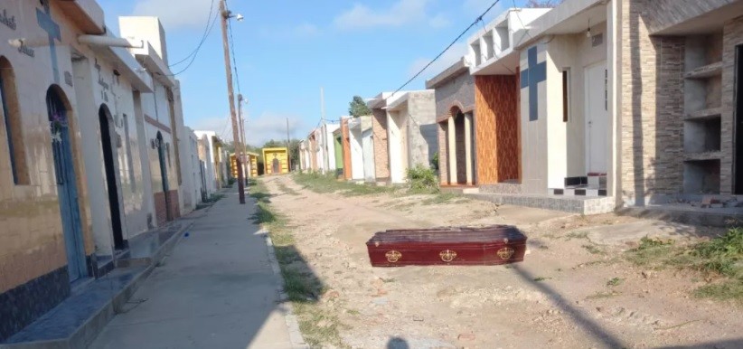Trabajaba en el cementerio y encontró tirado el ataúd con los restos de su hijo | Actualidad