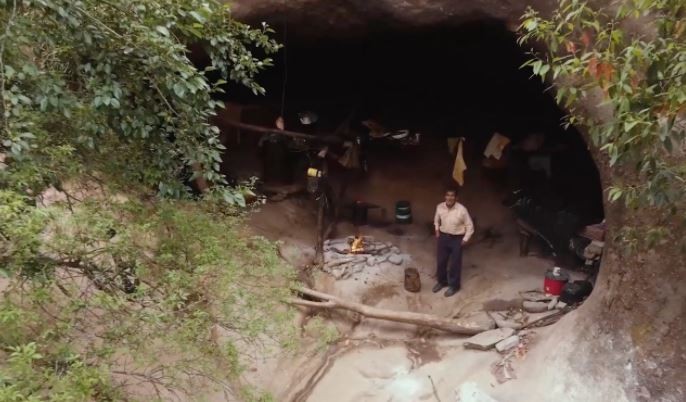 Un documentalista francés rescató la increíble historia del ermitaño que vive en una cueva en Tucumán | Actualidad