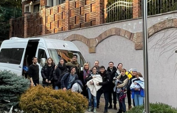Evacuaron de Ucrania a familias argentinas que viajaron a conocer a sus bebés de vientres subrogados | Actualidad