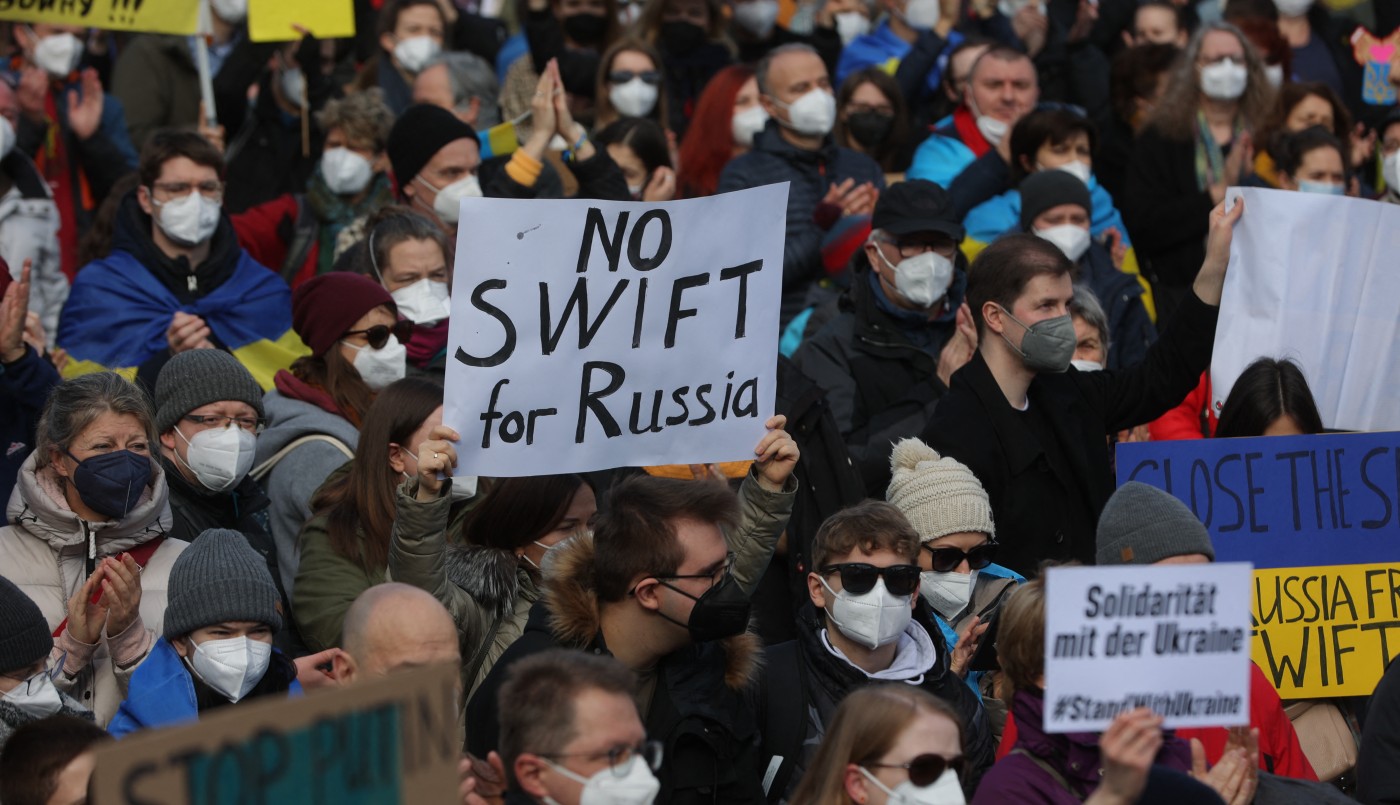 Invasión a Ucrania: desconectan a bancos rusos del sistema financiero internacional | Internacionales