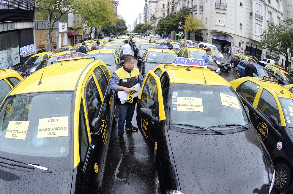 El Gobierno porteño justificó la protesta de taxistas contra Uber pero advirtió que los piquetes "están fuera de la ley" | Política