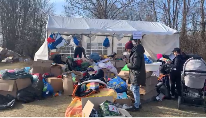 Un argentino viajó durante 8 horas para llevar donaciones a la frontera con Ucrania | Actualidad