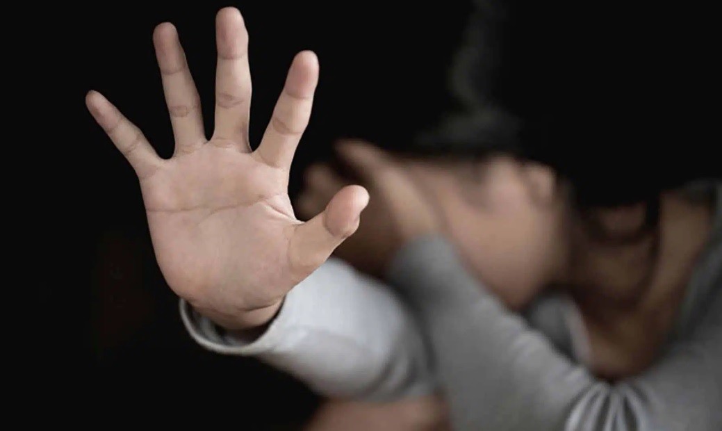 Violó a su hija durante una década, la embarazó y amenazó de muerte: condenado a 15 años de cárcel | Actualidad