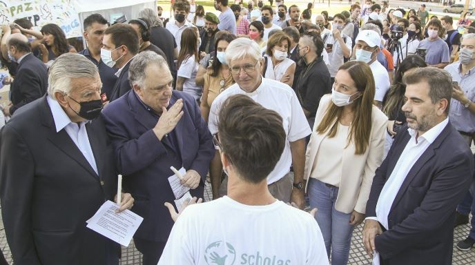 Diputados de distintos espacios compartieron en Plaza de Mayo una oración interreligiosa por la paz en Ucrania | Política