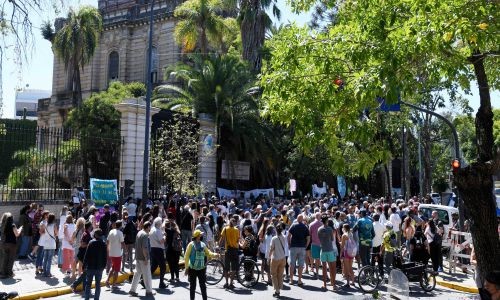 En medio de protestas, frenan la cesión de una escuela de sordos al proyecto del Distrito del Vino | Actualidad
